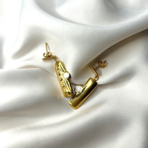 Boucles d'oreilles asymétriques dorée avec émail - Faces - Image 3