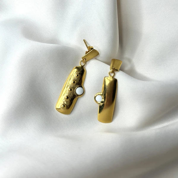 Boucles d'oreilles asymétriques dorée avec émail - Faces - Image 6