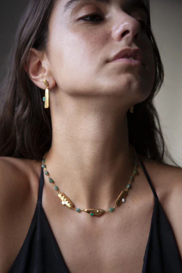 Boucles d'oreilles asymétriques dorée avec émail - Faces - Image 7