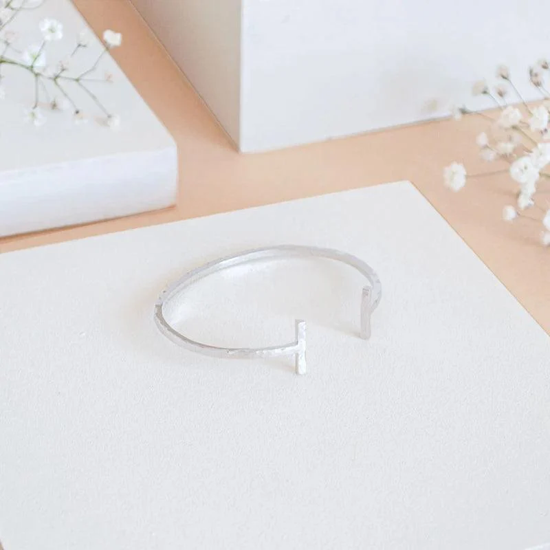 Bracelet fin T argent / martelé - Gabriela - Image 3