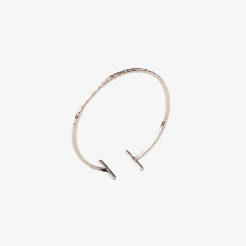 Bracelet fin T argent / martelé - Gabriela - Image 4