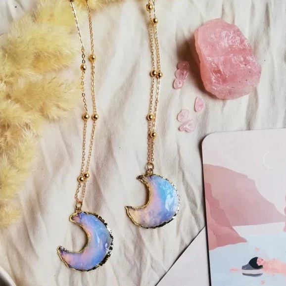 Collier doré Lune avec Opalite  - La Femme Or - Image 3