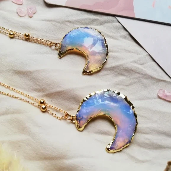 Collier doré Lune avec Opalite  - La Femme Or - Image 5