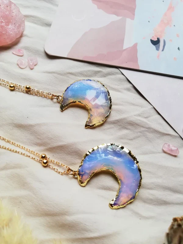 Collier doré Lune avec Opalite  - La Femme Or - Image 7