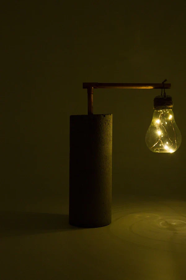 Lampe minimaliste en béton recyclé - Rébé - Image 4