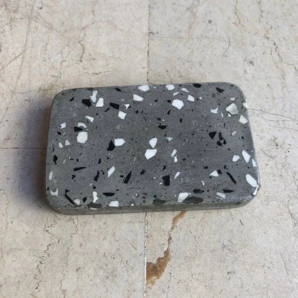 Porte savon fait-main en béton et plastique recyclé I Plusieurs coloris - Image 3