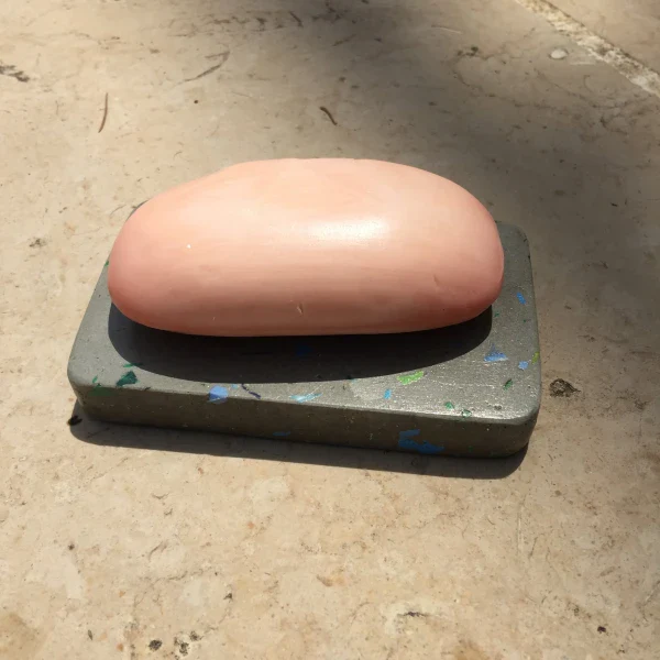 Porte savon fait-main en béton et plastique recyclé I Plusieurs coloris - Image 7